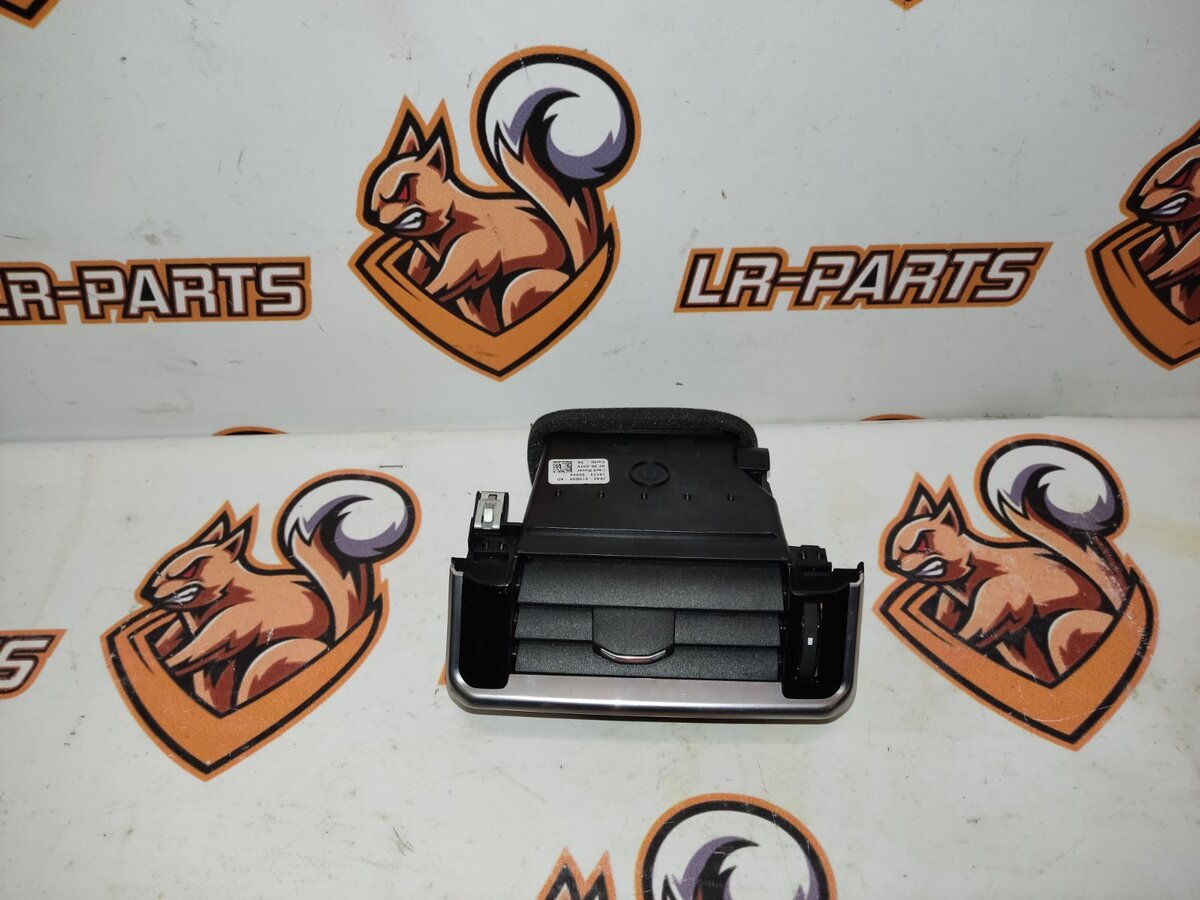 LR094718 Ventilation hole in front of the right RANGE ROVER VELAR (L560) Used